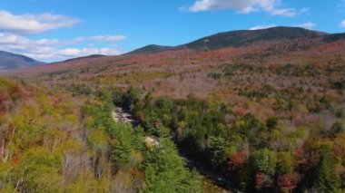 White Mountain Ulusal Ormanı ve Pemigewasset River Vadisi Lincoln Woods hava sahasındaki Kancamagus Otobanı 'na dökülüyor..