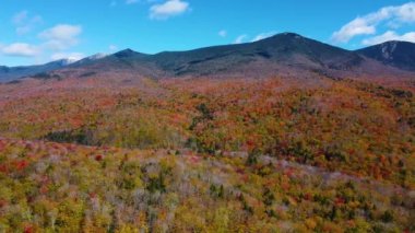 Franconia Notch State Park, Lafayette Dağı ve Lincoln Dağı hava manzarası da dahil olmak üzere White Mountain Ulusal Ormanı 'nda Franconia Ridge' e bakan sonbahar yeşillikleri, Lincoln Kasabası, New Hampshire NH, ABD.
