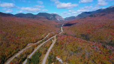 Franconia Notch Eyalet Parkı ve Eyaletler Arası Otoyol I-93 hava manzarası White Mountain Ulusal Ormanı 'nda Franconia Notch ile sonbahar yeşillikleri, Lincoln Kasabası, New Hampshire NH, ABD.