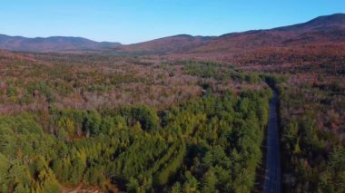 White Mountain Ulusal Ormanı, New Hampshire NH, ABD 'deki Sugar Hill Sahne Vista yakınlarındaki Kancamagus Otoyolu' na yapraklar dökülüyor..