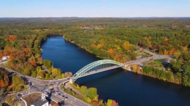 Merrimack Nehri ve Tyngsboro Köprüsü hava manzarası Tyngsborough şehir merkezinde sonbahar yeşilliği ile, Massachusetts MA, ABD.