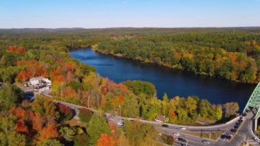 Merrimack Nehri ve Tyngsboro Köprüsü hava manzarası Tyngsborough şehir merkezinde sonbahar yeşilliği ile, Massachusetts MA, ABD.