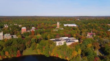 Wellesley Koleji hava manzarası, Green Hall ve Tower Court da dahil olmak üzere Wellesley, Massachusetts MA, ABD 'de sonbahar yeşillikleri ile.