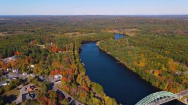 Merrimack Nehri ve Tyngsboro Köprüsü hava manzarası Tyngsborough şehir merkezinde sonbahar yeşilliği ile, Massachusetts MA, ABD.