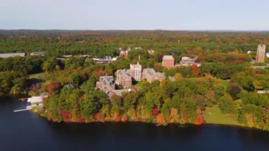 Wellesley Koleji hava manzarası, Green Hall ve Tower Court da dahil olmak üzere Wellesley, Massachusetts MA, ABD 'de sonbahar yeşillikleri ile.