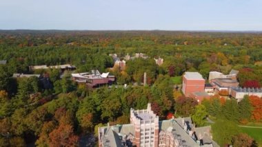Wellesley Koleji hava manzarası, Green Hall ve Tower Court da dahil olmak üzere Wellesley, Massachusetts MA, ABD 'de sonbahar yeşillikleri ile.