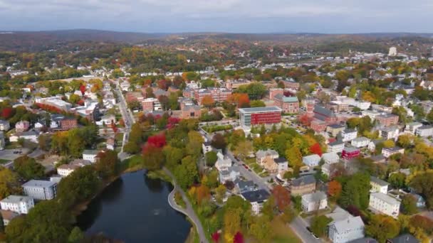 米国マサチューセッツ州ウースター市の秋の葉を持つクラーク大学と大学公園の空中写真 — ストック動画
