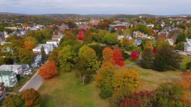美国麻萨诸塞州伍斯特市克拉克大学和大学公园的落叶空中景观 — 图库视频影像