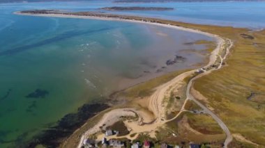 Gurnet Deniz Feneri ve Gurnet Point hava manzaralı köy Plymouth, Massachusetts MA, ABD 'deki Plymouth Körfezi' nde sonbaharda. 