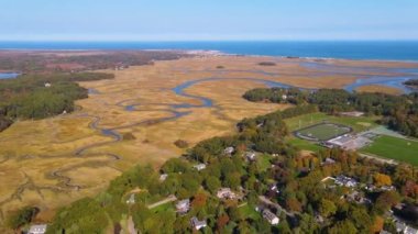 Duxbury Körfezi, Marsh ve şehir merkezi hava manzaralı Duxbury, Massachusetts MA, ABD 'de sonbahar yeşillikleri. 