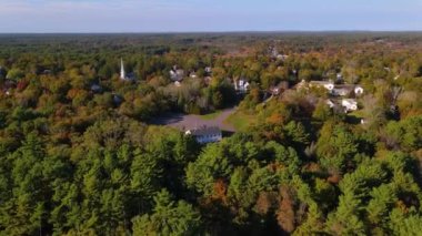 Kingston tarihi şehir merkezi Mayflower Cemaat Kilisesi, Restorasyon Cemaati Kilisesi ve ABD 'nin Massachusetts MA, sonbahar yeşillikleri ile ana cadde hava manzaralı Birinci Birlik Kilisesi de dahil olmak üzere.