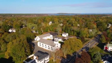 Kingston tarihi şehir merkezi Mayflower Cemaat Kilisesi, Restorasyon Cemaati Kilisesi ve ABD 'nin Massachusetts MA, sonbahar yeşillikleri ile ana cadde hava manzaralı Birinci Birlik Kilisesi de dahil olmak üzere.