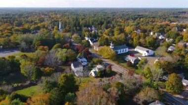 Kingston tarihi şehir merkezi Mayflower Cemaat Kilisesi, Restorasyon Cemaati Kilisesi ve ABD 'nin Massachusetts MA, sonbahar yeşillikleri ile ana cadde hava manzaralı Birinci Birlik Kilisesi de dahil olmak üzere.