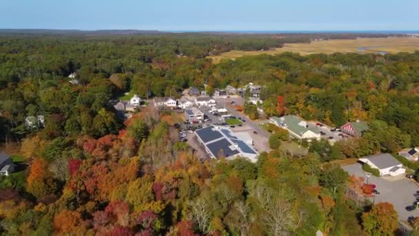 ダクスベリー マーシュ 町の中心部を含むダクスベリーの風景は 米国マサチューセッツ州ダックスベリーの町の紅葉と空撮ビュー — ストック動画
