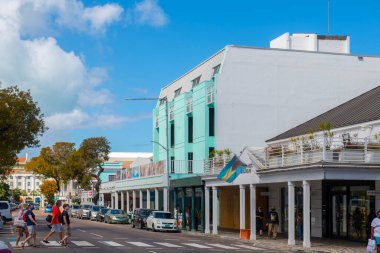 Nassau, New Providence Adası, Bahamalar 'daki tarihi şehir merkezindeki Bay Caddesi' ndeki tarihi ticari bina..  