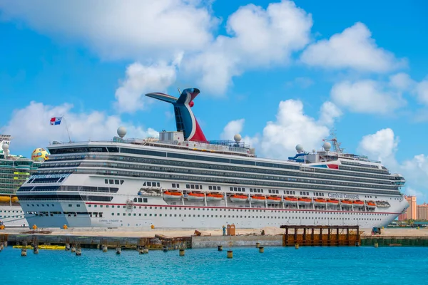 Cruiseschip Carnaval Verovering Aangemeerd Nassau Harbour Nassau New Providence Island — Stockfoto