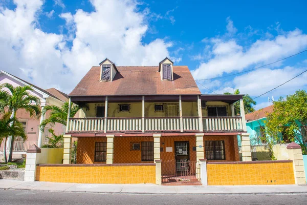 巴哈马新普罗维登斯岛拿骚市中心伊丽莎白大道的历史性住宅建筑 — 图库照片