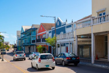 Nassau, New Providence Adası, Bahamalar 'daki tarihi şehir merkezindeki Bay Caddesi' ndeki tarihi ticari bina..  