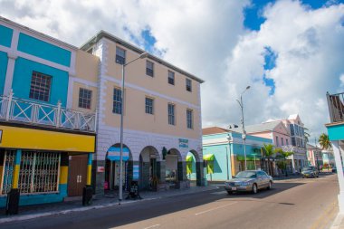 Nassau, New Providence Adası, Bahamalar 'daki tarihi şehir merkezindeki Bay Caddesi' ndeki tarihi ticari bina..  