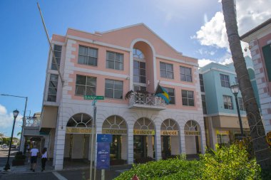 Gucci mağazası, tarihi şehir merkezi Nassau, New Providence Adası, Bahamalar 'daki Bank Lane' de tarihi bir ticari binada..  
