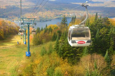 Gondol Mont Tremblant 'ın tepesine, Tremblant Gölü ve Mont-Tremblant köyü sonbaharda, Quebec QC, Kanada.
