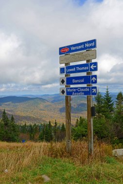 Mont-Tremblant, Quebec QC, Kanada 'daki Mont-Tremblant şehrinin tepesinden sonbahar yapraklarıyla imzalayın..