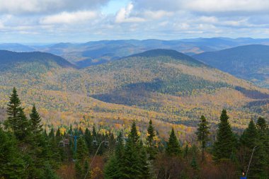 Mont Tremblant yaprakları, Mont-Tremblant şehrinin tepesinden, Quebec QC, Kanada.