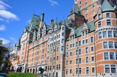 Chateau Frontenac, Kanada 'nın Quebec QC şehrinde 1893 yılında Chateauesque stilinde inşa edilmiş tarihi bir kaledir.. 