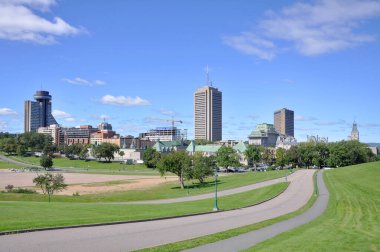 Quebec Modern Şehir Skyline, Eski Quebec City, Quebec QC, Kanada 'daki Parc des Champs-de-Bataille Ulusal Savaş Alanından manzara.