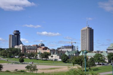 Quebec Modern Şehir Skyline, Eski Quebec City, Quebec QC, Kanada 'daki Parc des Champs-de-Bataille Ulusal Savaş Alanından manzara.