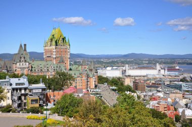 La Citadelle, Quebec City, Quebec QC, Kanada 'dan izlenen arka planda St Lawrence Nehri ile birlikte eski Quebec City silueti yer almaktadır.. 