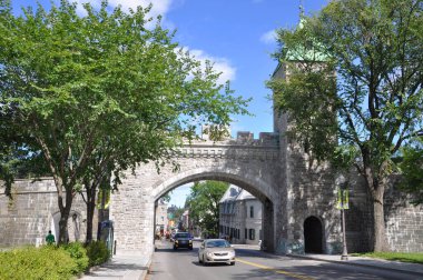 Quebec City, Kanada 'daki St. Louis Kapısı. Duvar, 1985 yılında UNESCO tarafından Dünya Mirası ilan edilen Eski Quebec 'in büyük kısmını kapsıyor..