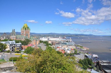 La Citadelle, Quebec City, Quebec QC, Kanada 'dan izlenen arka planda St Lawrence Nehri ile birlikte eski Quebec City silueti yer almaktadır.. 
