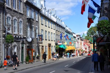 Eski Quebec Şehri Dünya Mirası Bölgesi, Quebec QC, Kanada 'daki Saint-Louis Caddesi' ndeki Fransız tarzı tarihi ticari bina..  