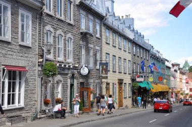 Eski Quebec Şehri Dünya Mirası Bölgesi, Quebec QC, Kanada 'daki Saint-Louis Caddesi' ndeki Fransız tarzı tarihi ticari bina..  