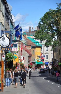 Eski Quebec Şehri Dünya Mirası Bölgesi, Quebec QC, Kanada 'daki Saint-Louis Caddesi' ndeki Fransız tarzı tarihi ticari bina..  