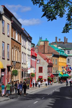 Eski Quebec Şehri Dünya Mirası Bölgesi, Quebec QC, Kanada 'daki Saint-Louis Caddesi' ndeki Fransız tarzı tarihi ticari bina..  