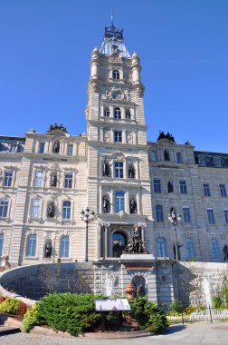 Quebec Parlamento Binası 1886 yılında Quebec City, Quebec QC, Kanada 'da inşa edilen İkinci İmparatorluk mimarisidir. Tarihi Quebec Şehri UNESCO 'nun Dünya Mirası Alanıdır.. 