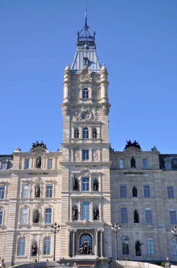 Quebec Parlamento Binası 1886 yılında Quebec City, Quebec QC, Kanada 'da inşa edilen İkinci İmparatorluk mimarisidir. Tarihi Quebec Şehri UNESCO 'nun Dünya Mirası Alanıdır.. 