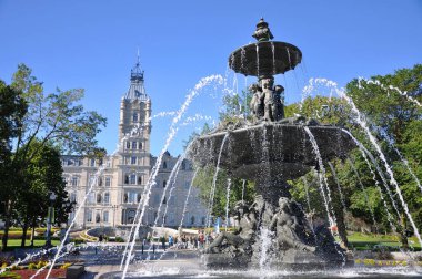 Quebec Parlamento Binası 1886 yılında Quebec City, Quebec QC, Kanada 'da inşa edilen İkinci İmparatorluk mimarisidir. Tarihi Quebec Şehri UNESCO 'nun Dünya Mirası Alanıdır.. 