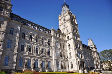 Quebec Parlamento Binası 1886 yılında Quebec City, Quebec QC, Kanada 'da inşa edilen İkinci İmparatorluk mimarisidir. Tarihi Quebec Şehri UNESCO 'nun Dünya Mirası Alanıdır.. 