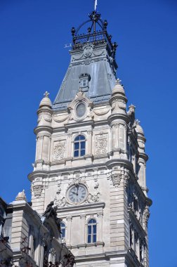 Quebec Parlamento Binası 1886 yılında Quebec City, Quebec QC, Kanada 'da inşa edilen İkinci İmparatorluk mimarisidir. Tarihi Quebec Şehri UNESCO 'nun Dünya Mirası Alanıdır.. 
