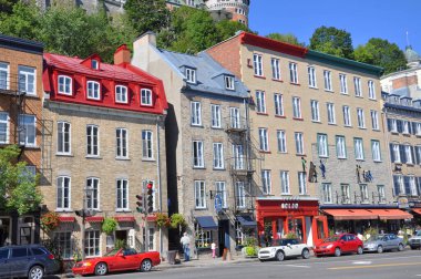 Quebec City Dünya Mirası Alanı, Quebec QC, Kanada 'daki 54. Bulvar Champlain' deki tarihi Fransız tarzı ticari bina.. 