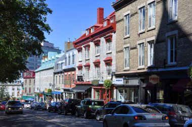 Eski Quebec Şehri Dünya Mirası Alanı, Quebec QC, Kanada 'daki 42 Cote de la Fabrique' de Fransız tarzı tarihi bir ticari bina.. 
