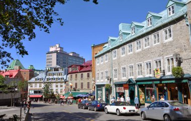 Eski Quebec Şehri Dünya Mirası Alanı, Quebec QC, Kanada 'daki 54 Cote de la Fabrique' de Fransız tarzı tarihi bir ticari bina.. 