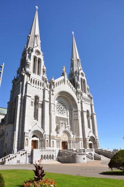 Sainte-Anne-de-Beaupre Bazilikası, Quebec City, Quebec, Kanada yakınlarındaki Saint Lawrence nehri boyunca kurulmuş bir bazilika setidir.. 