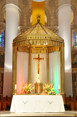 Sainte-Anne-de-Beaupre Bazilikası, Quebec City, Quebec, Kanada yakınlarındaki Saint Lawrence nehri boyunca kurulmuş bir bazilika setidir.. 