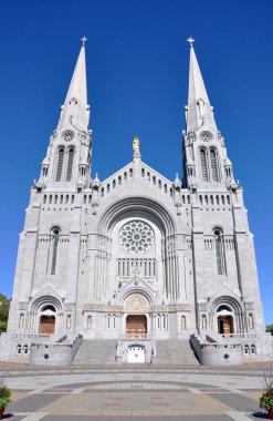 Sainte-Anne-de-Beaupre Bazilikası, Quebec City, Quebec, Kanada yakınlarındaki Saint Lawrence nehri boyunca kurulmuş bir bazilika setidir.. 
