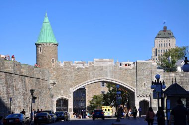 Quebec City, Kanada 'daki Saint Jean Gate. Duvar, 1985 yılında UNESCO tarafından Dünya Mirası ilan edilen Eski Quebec 'in büyük kısmını kapsıyor..