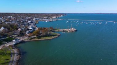 Plymouth Körfezi ve Plymouth Village Tarihi Bölgesi hava manzarası, aralarında Antik gemi Mayflower 'ın da bulunduğu, ABD' nin Massachusetts MA kentindeki şehir merkezinde.. 